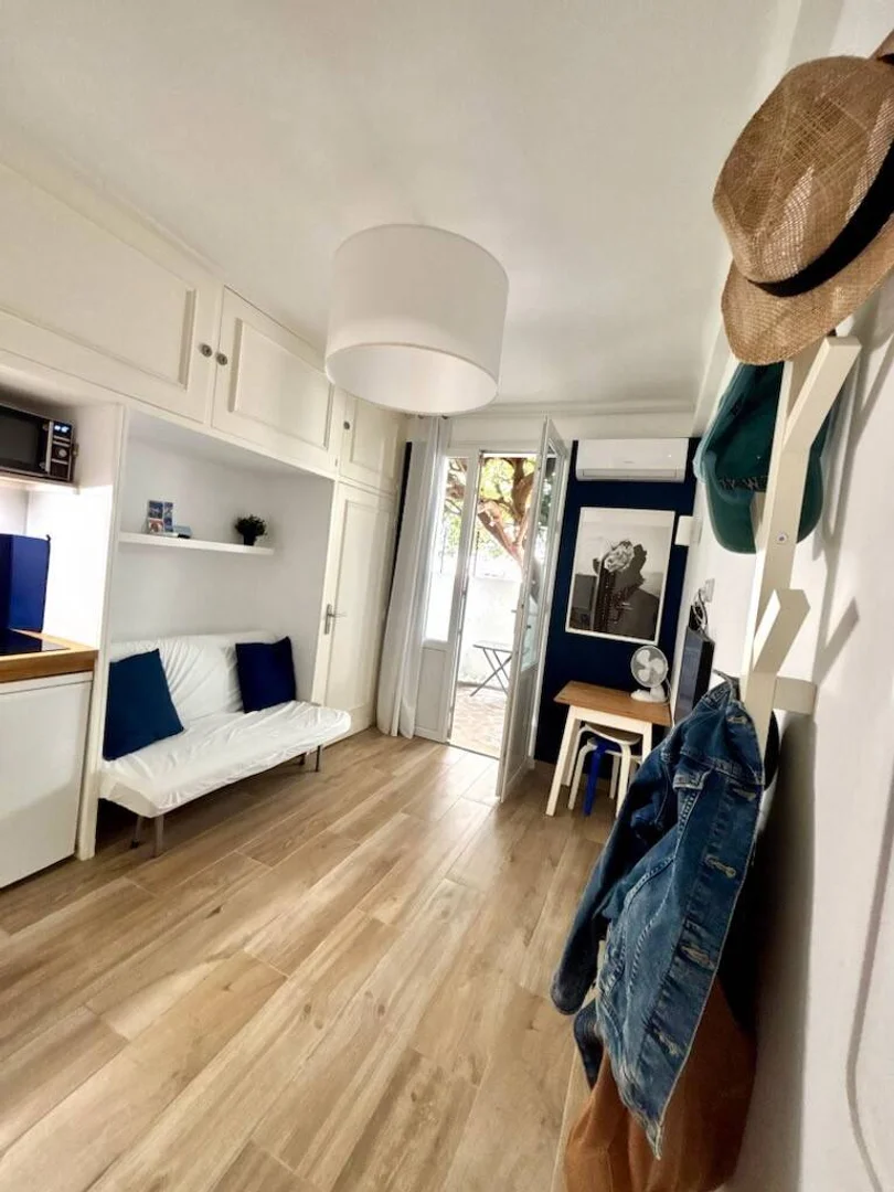 Chambre d'étudiant à  avec espace d'étude et installations communes