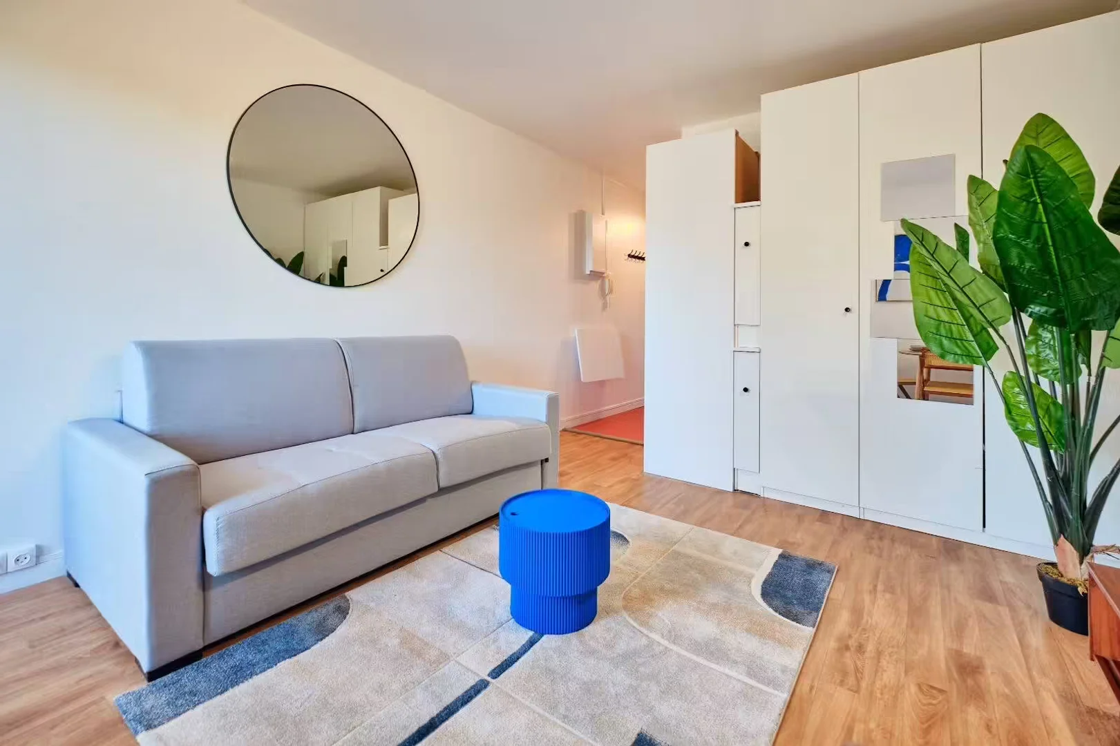 Habitación estudiantil funcional perfecta para estudiar en 