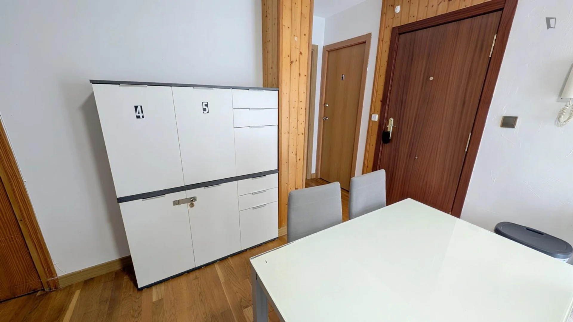 Chambre conviviale pour les étudiants dans  avec des équipements modernes