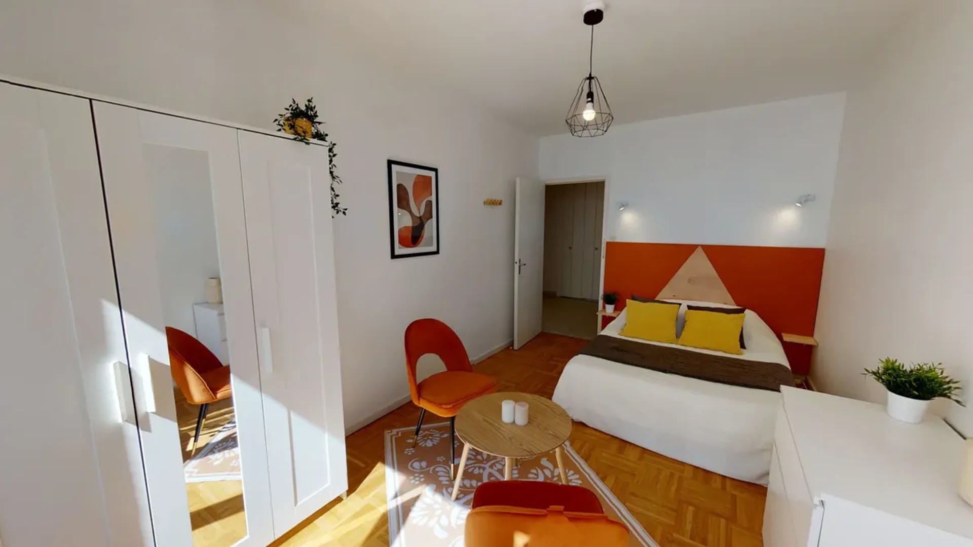 Comfortable and spacious student room in 