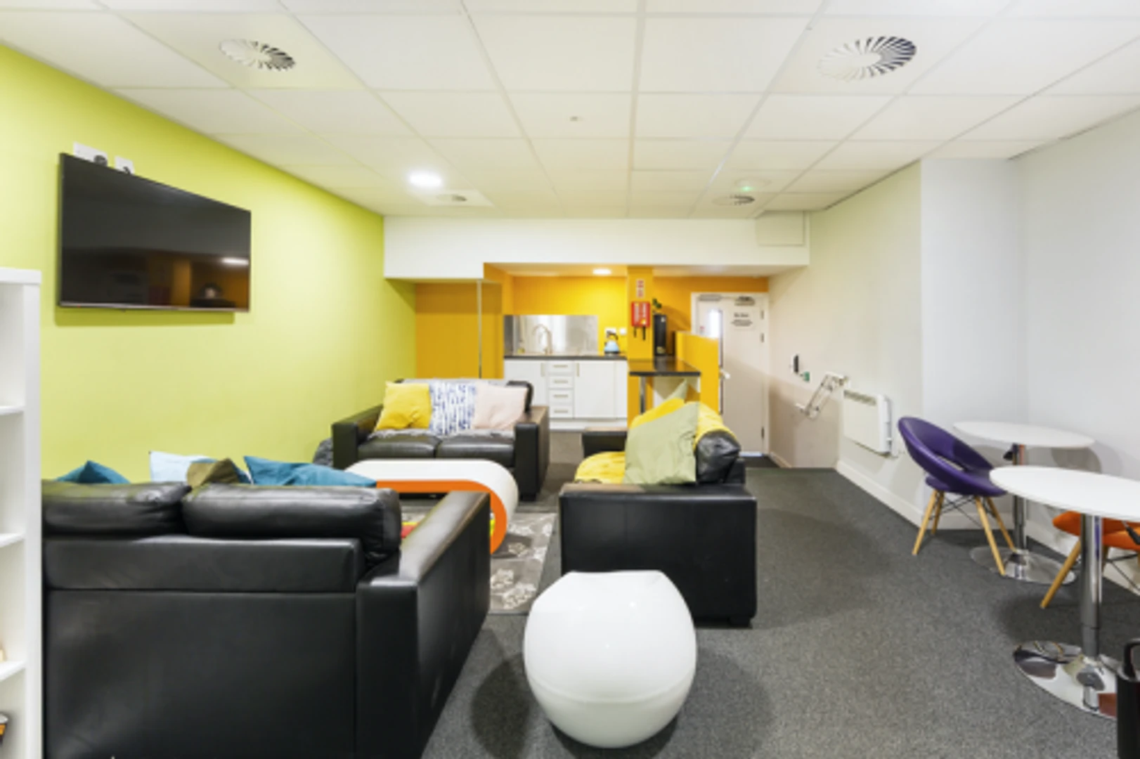 学生公寓房间出租，家具齐全