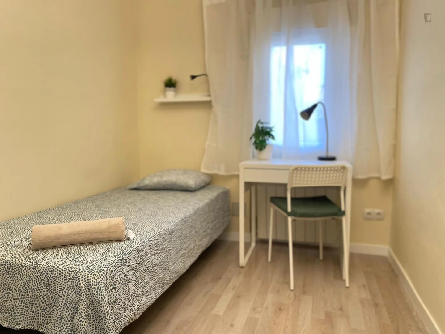 Economical student room with convenient location in 