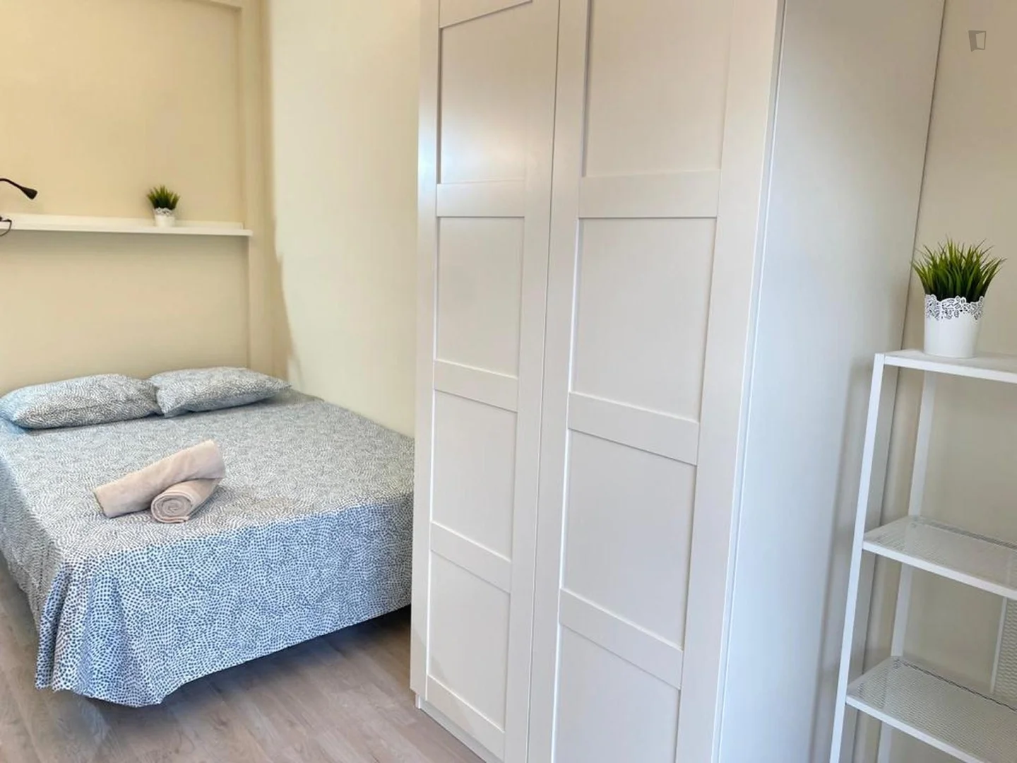 Functional student room perfect for studying in