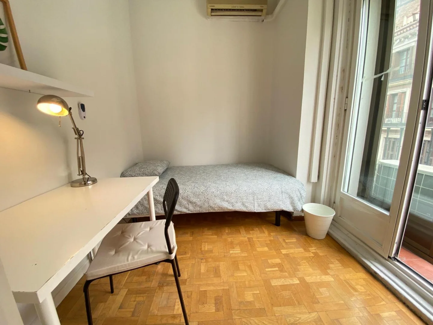 Stanza economica per studenti con ampia illuminazione in 