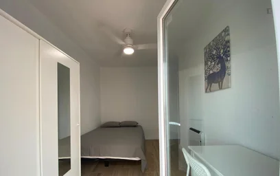 Zimmer mit Doppelbett zu vermieten {area}