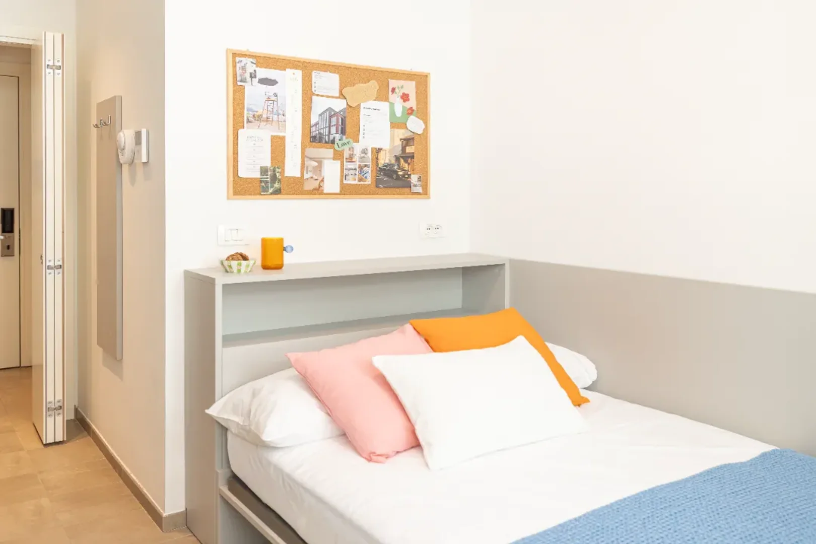 Habitación estudiantil funcional perfecta para estudiar en 
