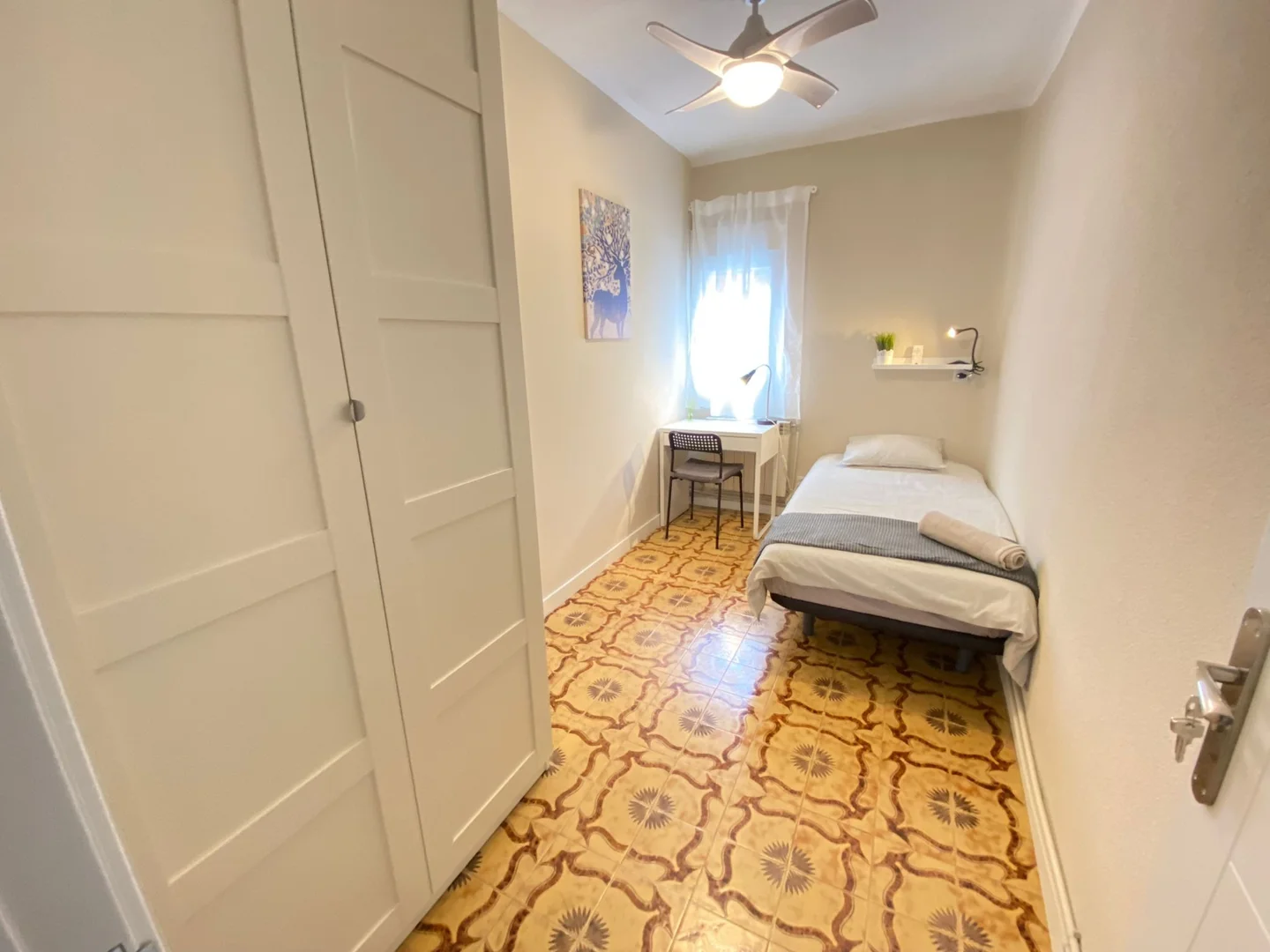 Habitación estudiantil económica cerca del campus en 