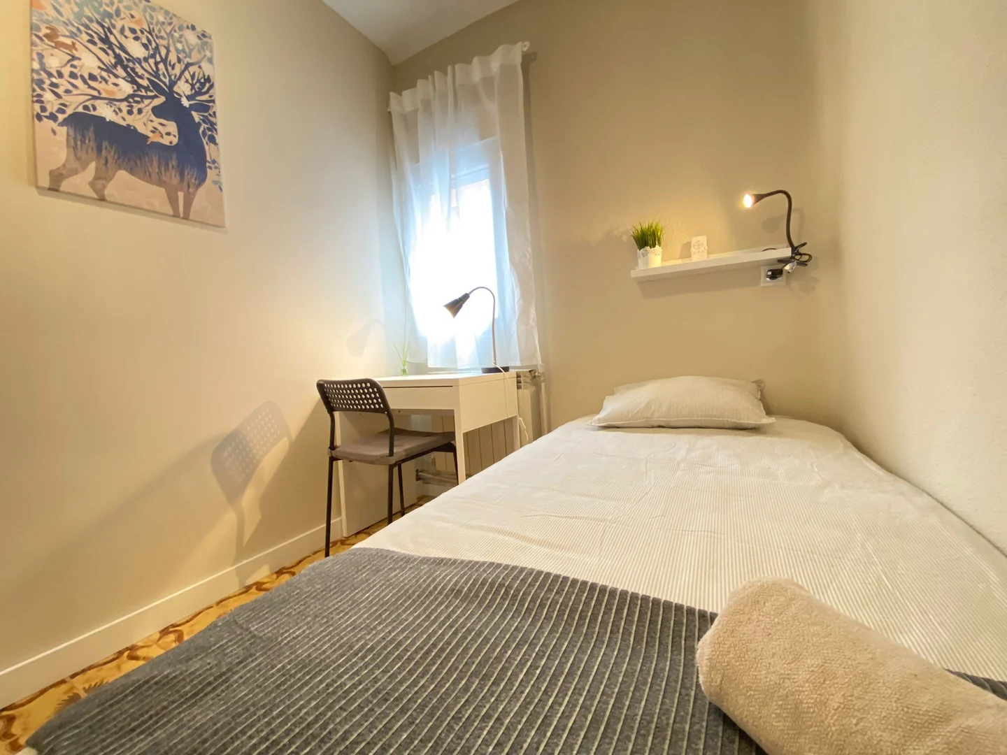 Habitación estudiantil funcional perfecta para estudiar en 