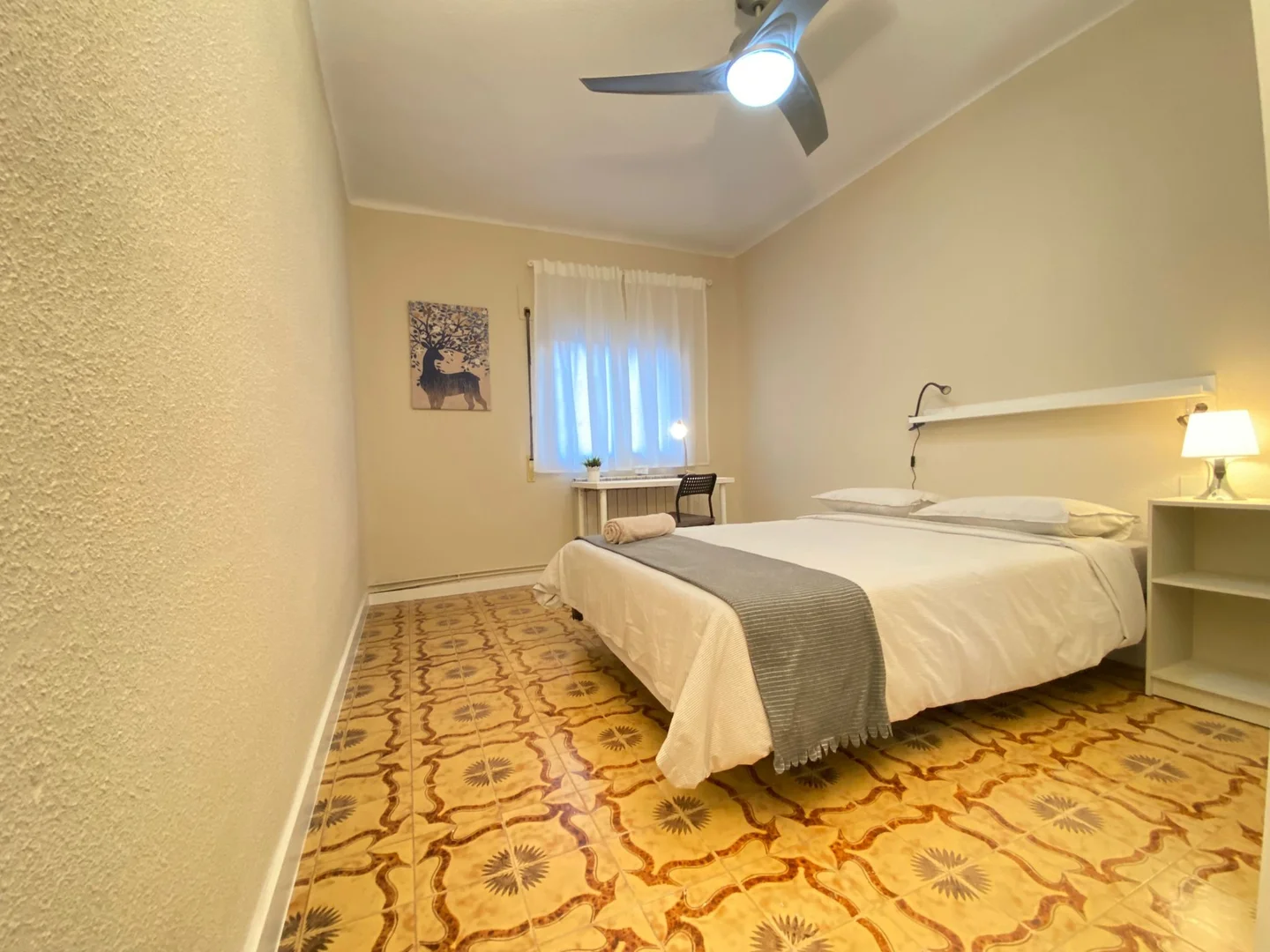 Habitación estudiantil funcional perfecta para estudiar en 