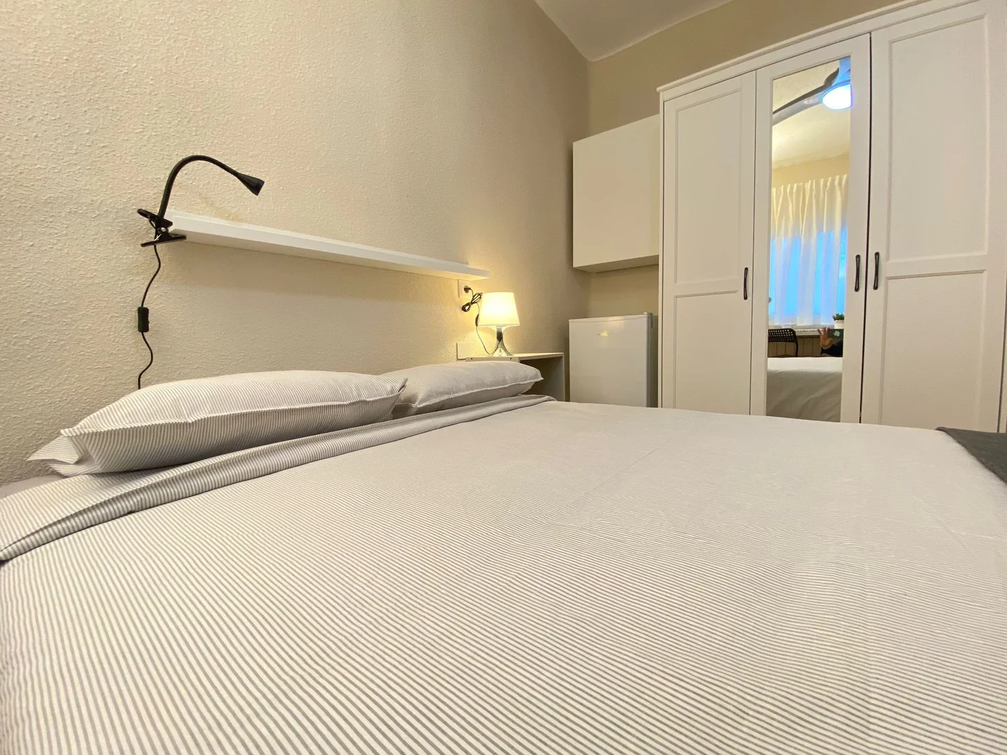 Habitación estudiantil amplia y cómoda en 