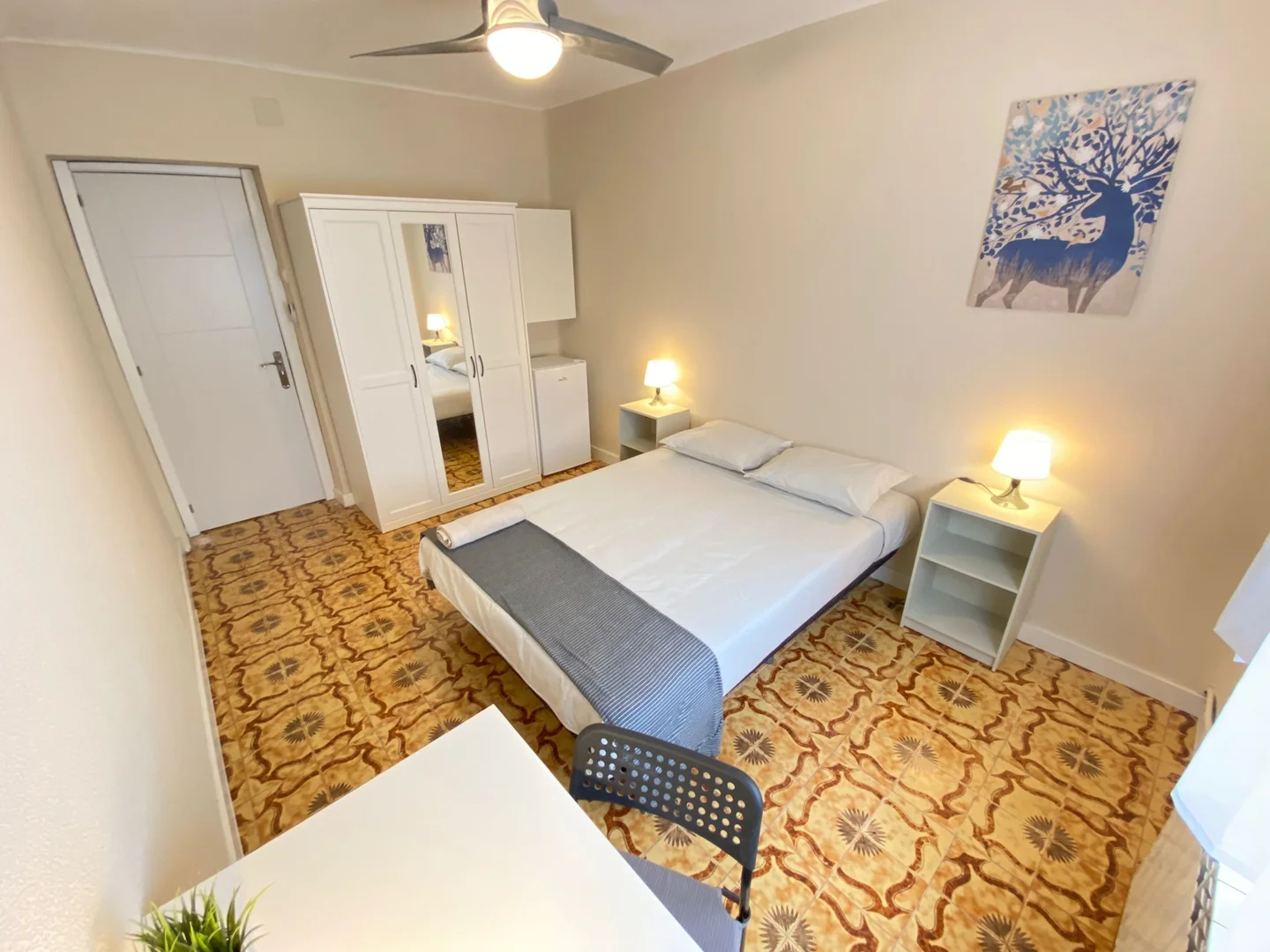 Habitación estudiantil amplia y cómoda en 