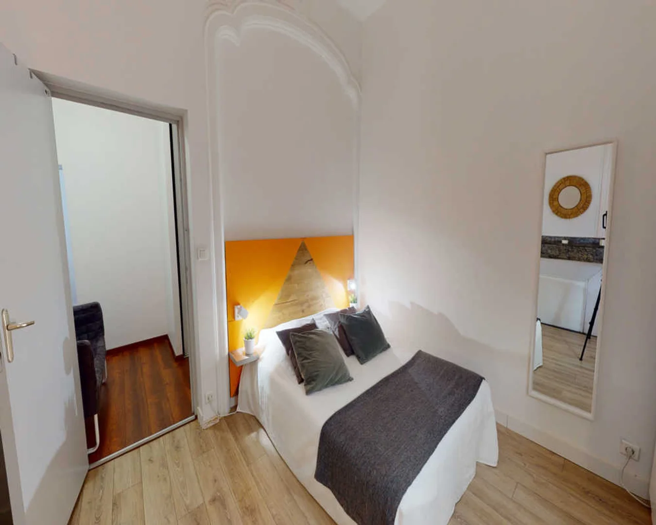 Chambre confortable pour étudiants disponible dans