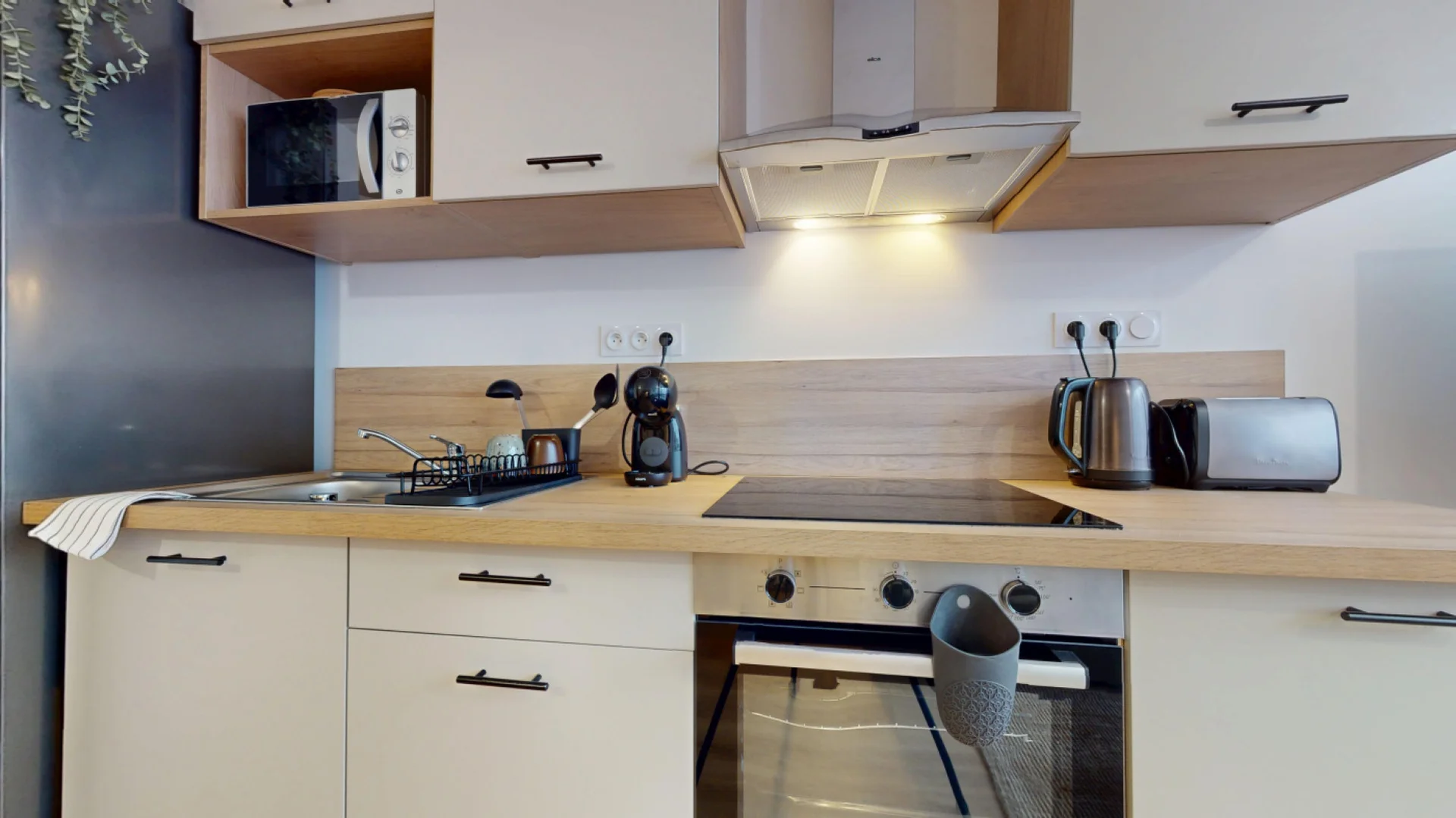 Chambre d'étudiant à  avec espace d'étude et installations communes
