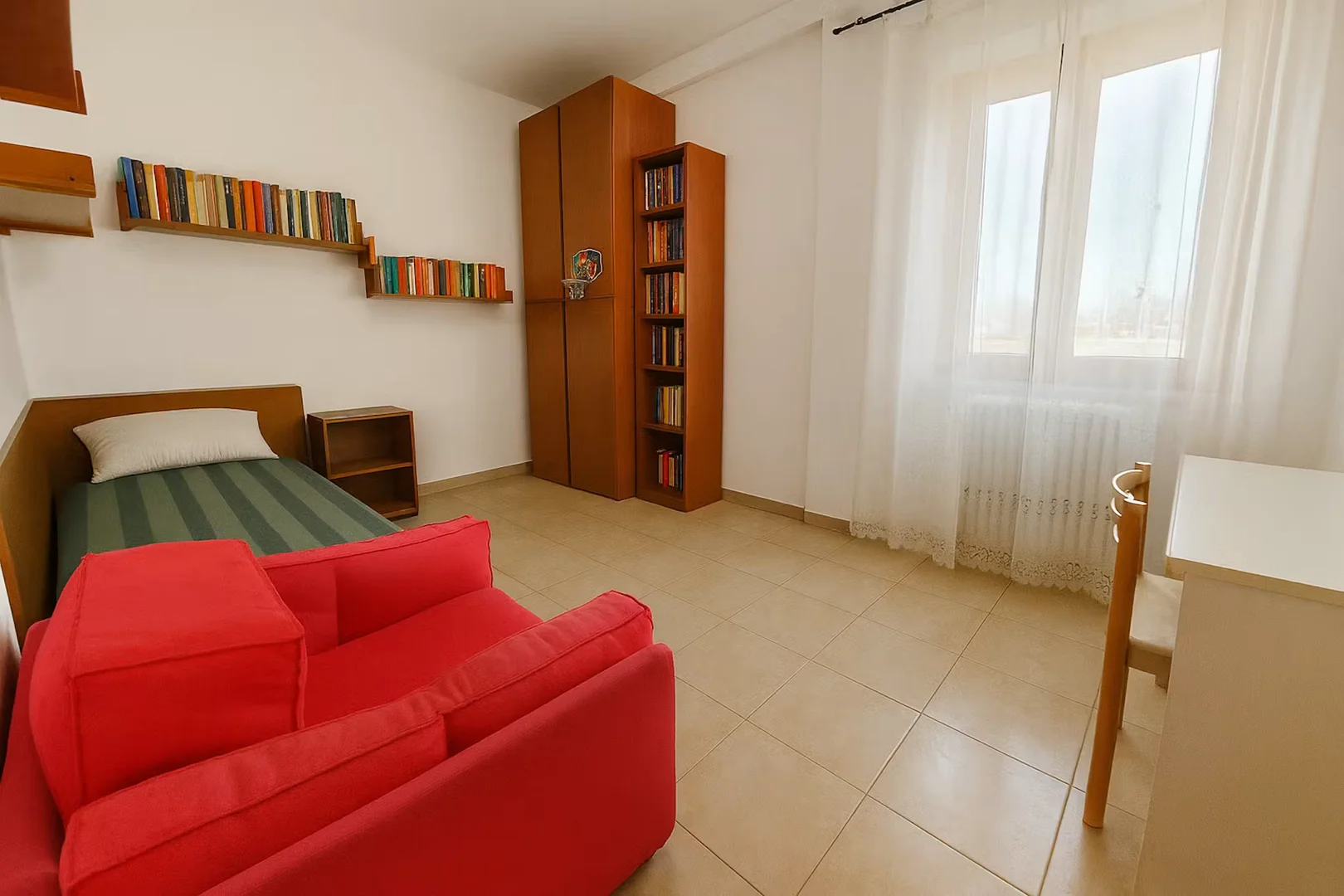 Chambre d'étudiant à  avec espace d'étude et installations communes