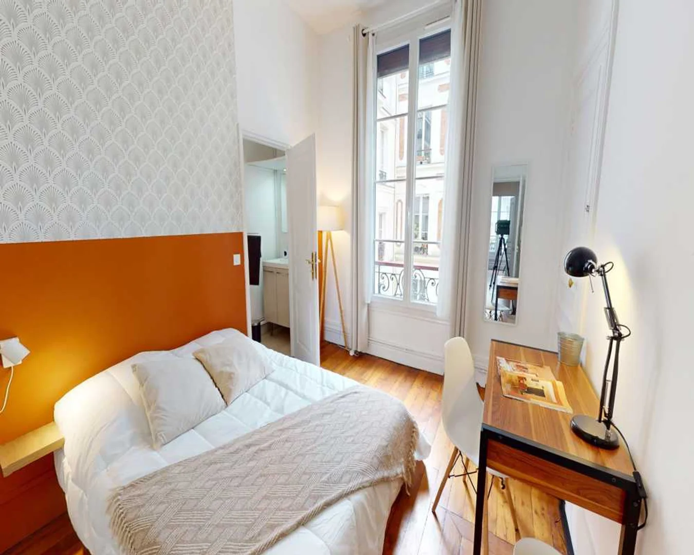 Bright and airy student room with easy university access in 