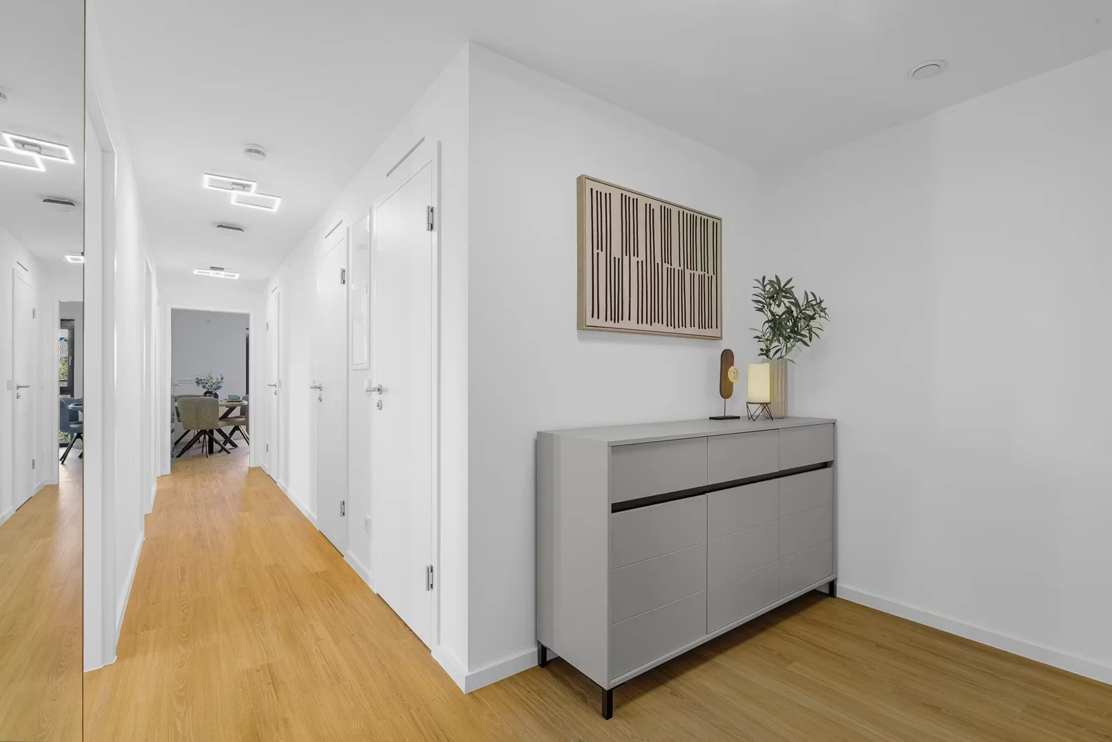 Quarto de estudante em com área de estudo e instalações partilhadas