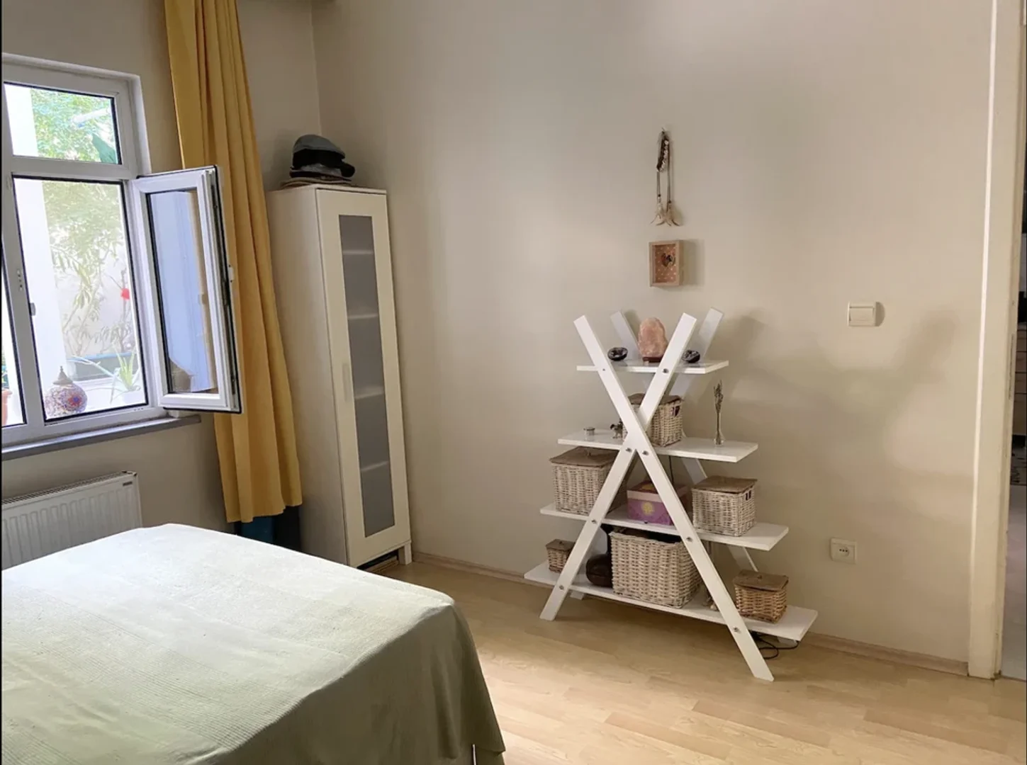 Stanza economica per studenti con ampia illuminazione in 