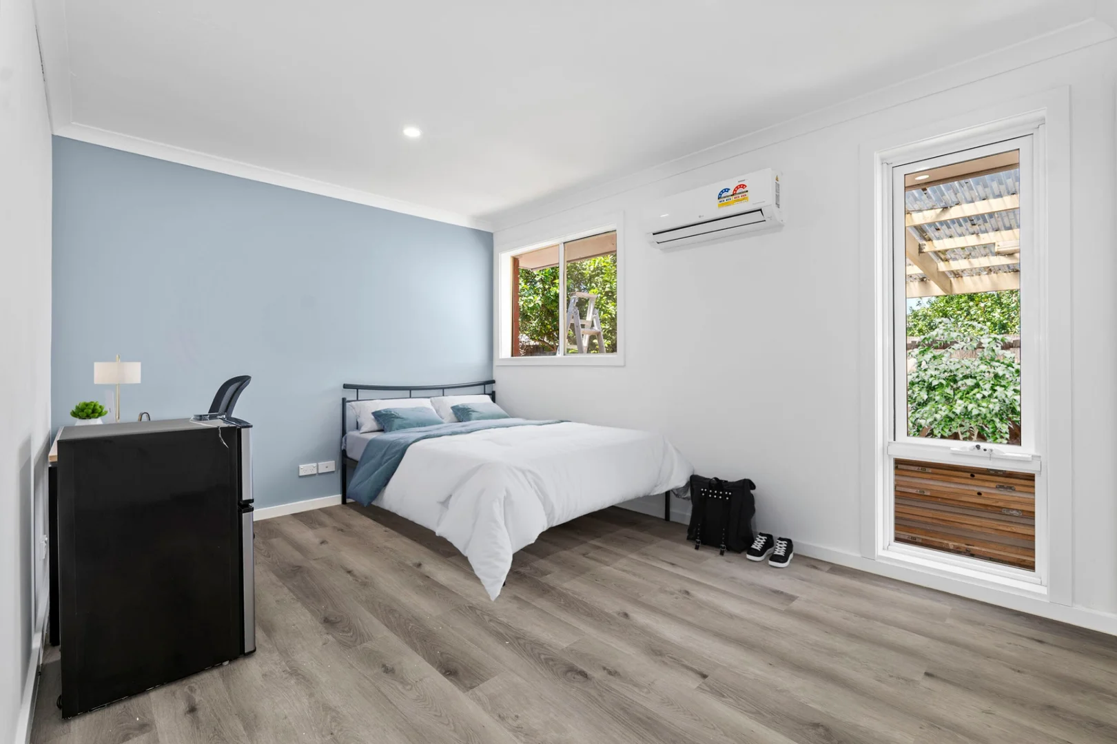 Quarto de estudante em com área de estudo e instalações partilhadas