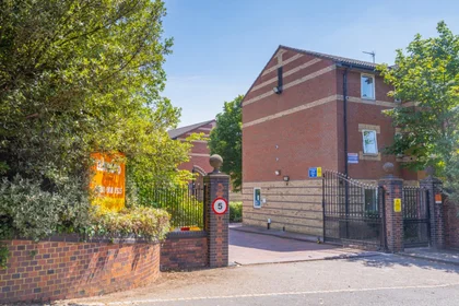 Entire apartment in residence at Elvetham Rd, Birmingham B15 2NL, United Kingdom , image 28 of 40