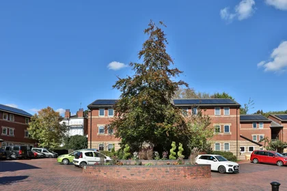 Entire apartment in residence at Elvetham Rd, Birmingham B15 2NL, United Kingdom , image 38 of 40