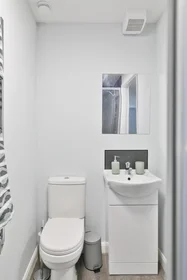 Entire apartment in residence at Elvetham Rd, Birmingham B15 2NL, United Kingdom , image 10 of 40