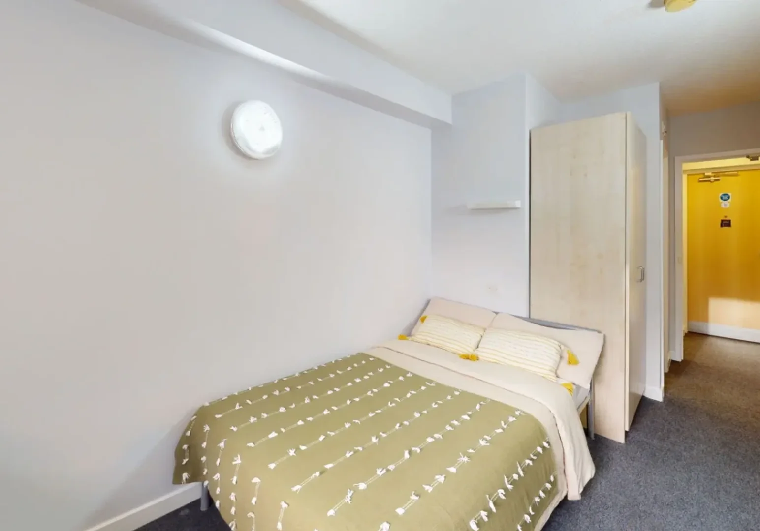 Functional student room perfect for studying in