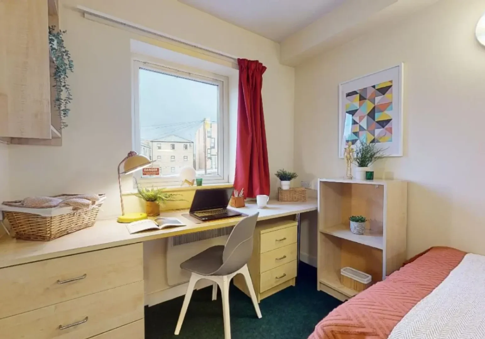 Bright and airy student room with easy university access in 