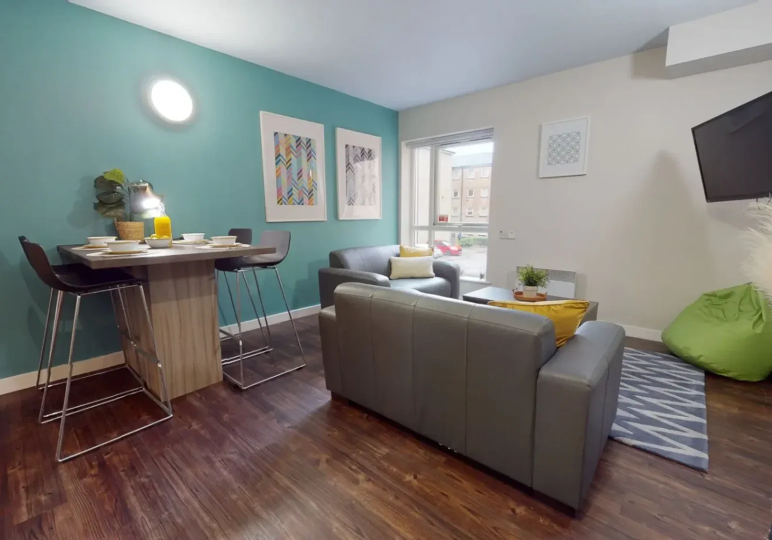 Bright and airy student room with easy university access in 
