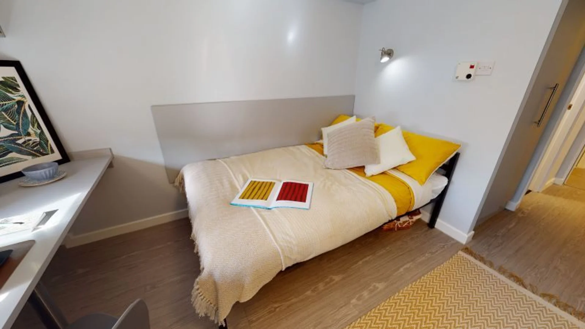 Economical student room with convenient location in