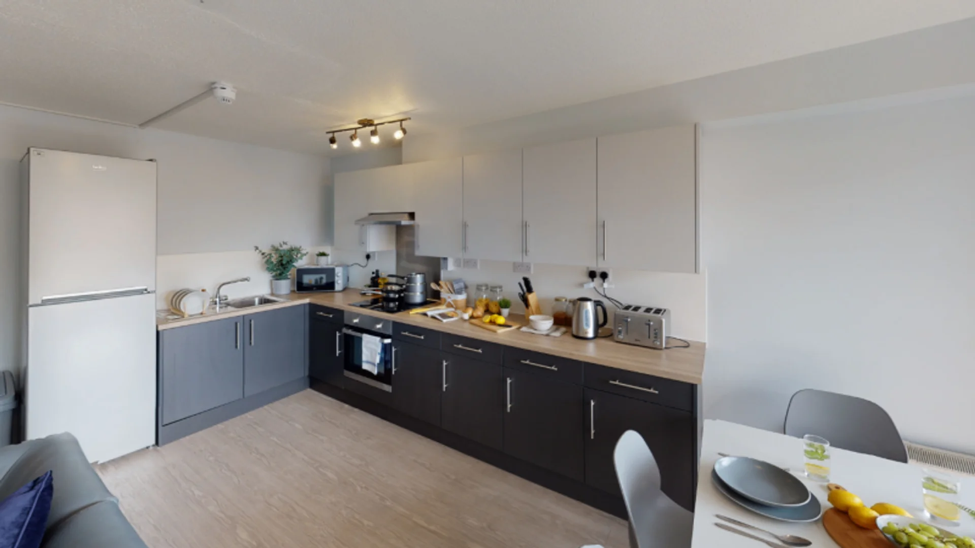 Economical student room with convenient location in