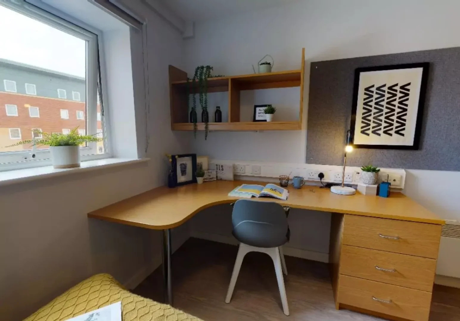 Functional student room perfect for studying in 