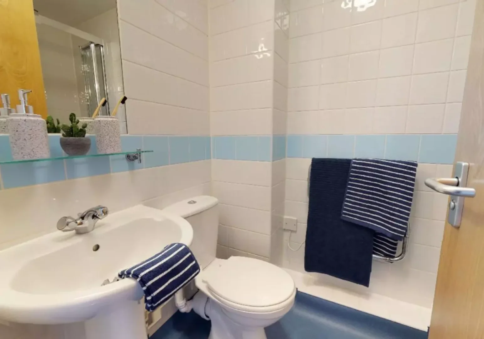 Room for rent in student apartment in , fully furnished