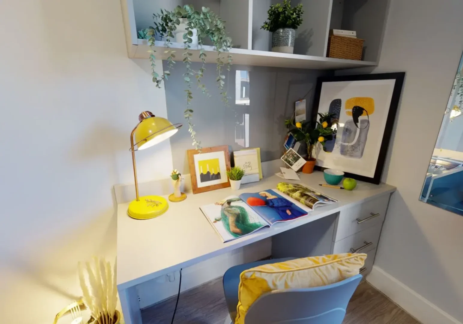 Chambre d'étudiant à  avec espace d'étude et installations communes