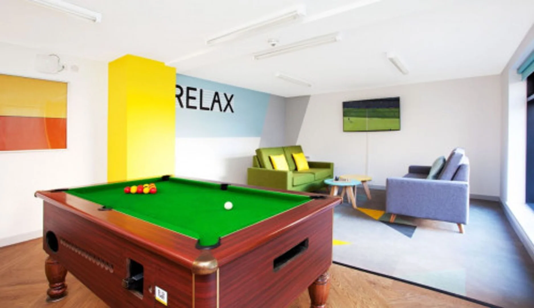 Bright and airy student room with easy university access in 