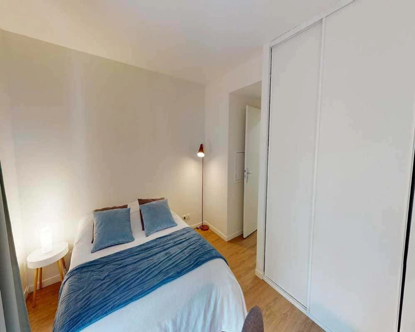Studentenzimmer in mit Arbeitsbereich und Gemeinschaftseinrichtungen