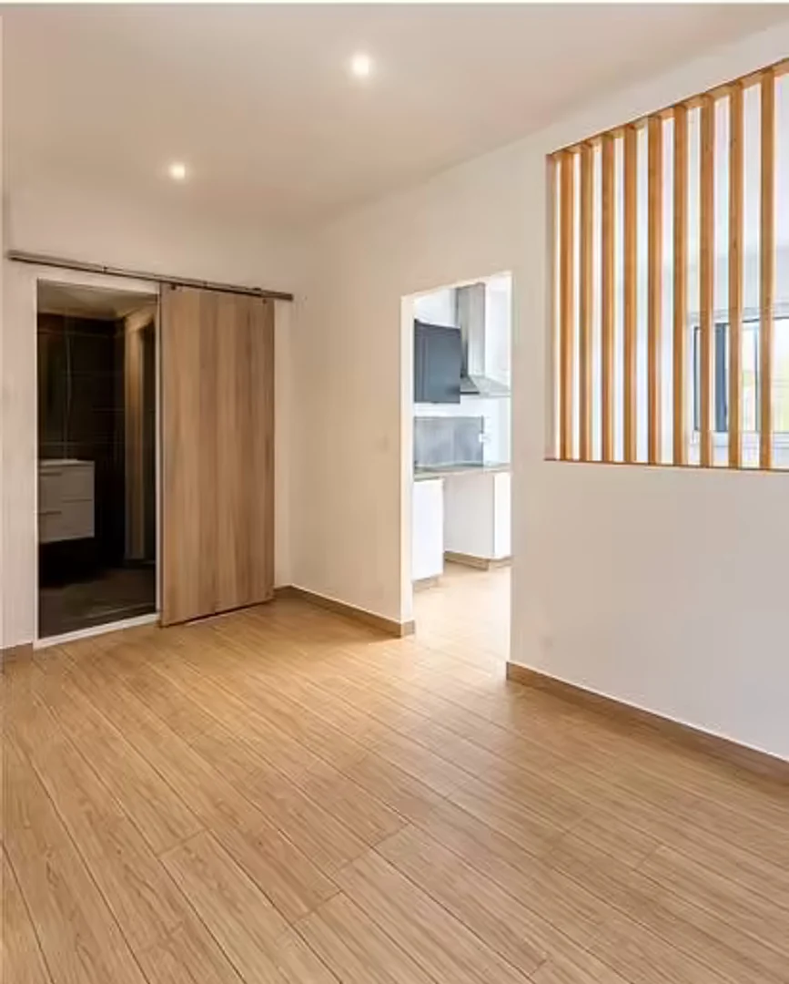 Quarto de estudante luminoso e arejado com acesso fácil à universidade em 