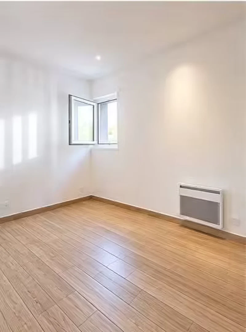 Quarto acessível para estudantes com iluminação ampla em 