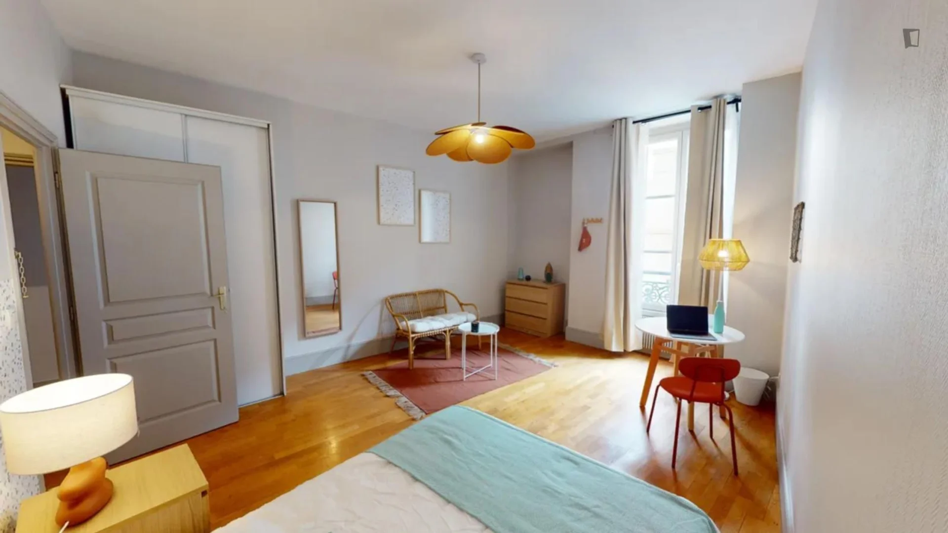 Quarto de estudante económico perto do campus em 