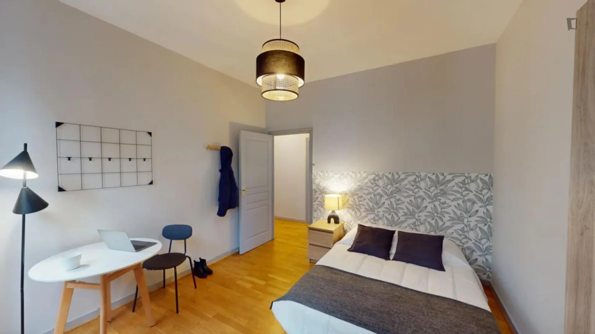 Quarto de estudante económico perto do campus em