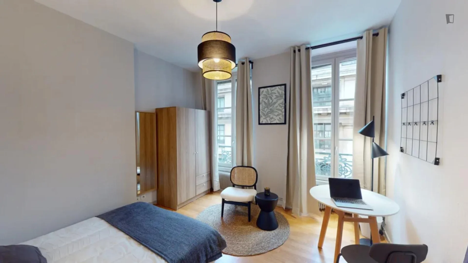 Quarto de estudante confortável e espaçoso em