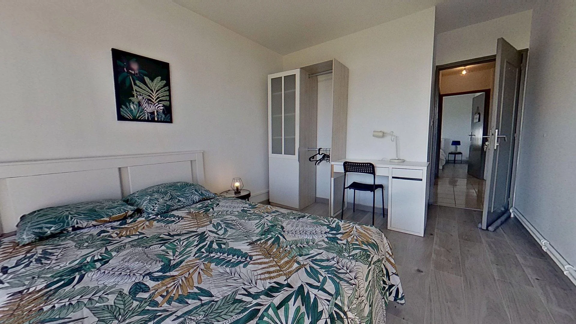 Habitación estudiantil luminosa y aireada con fácil acceso a la universidad en