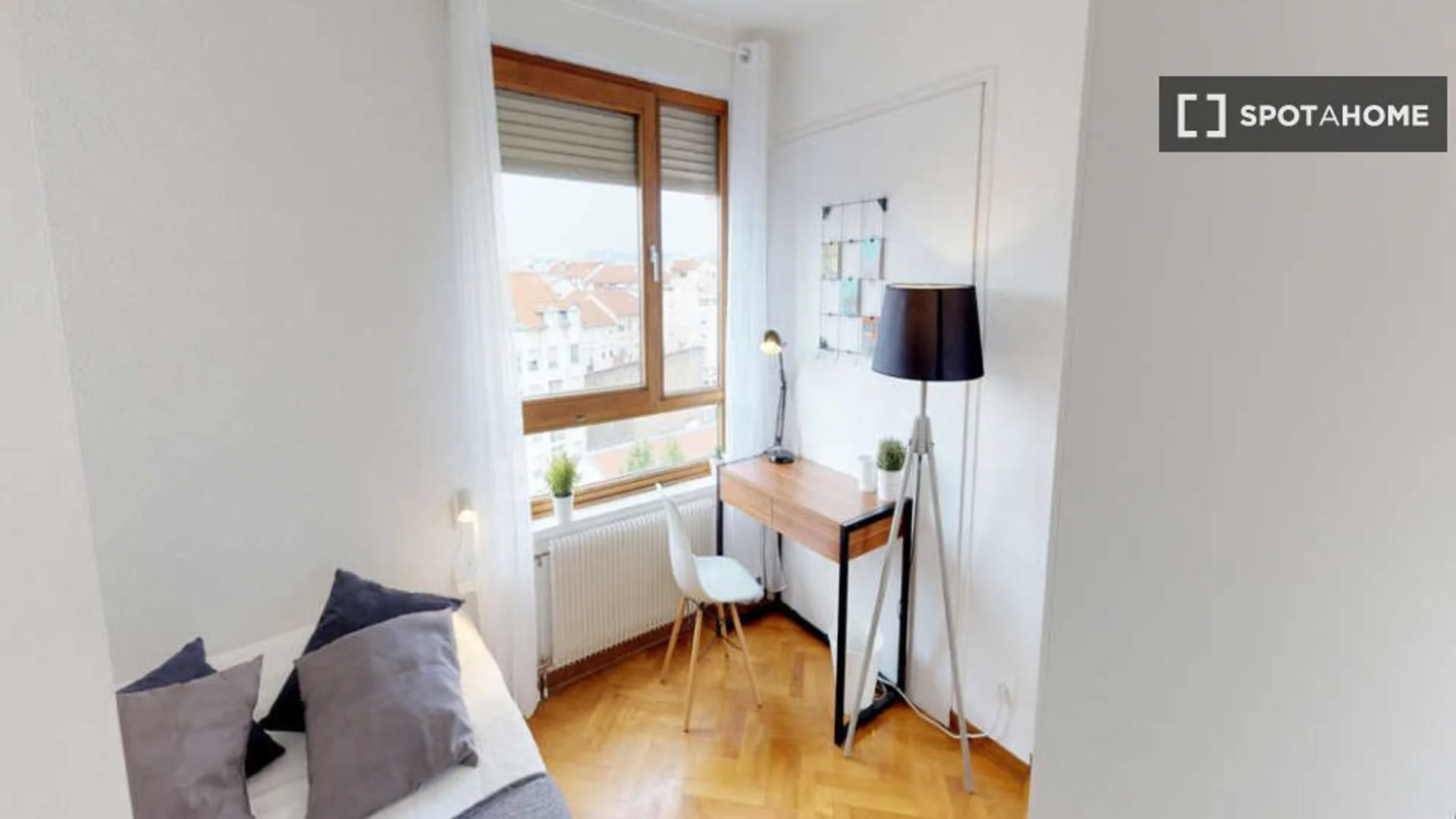 Cozy room for students available in 