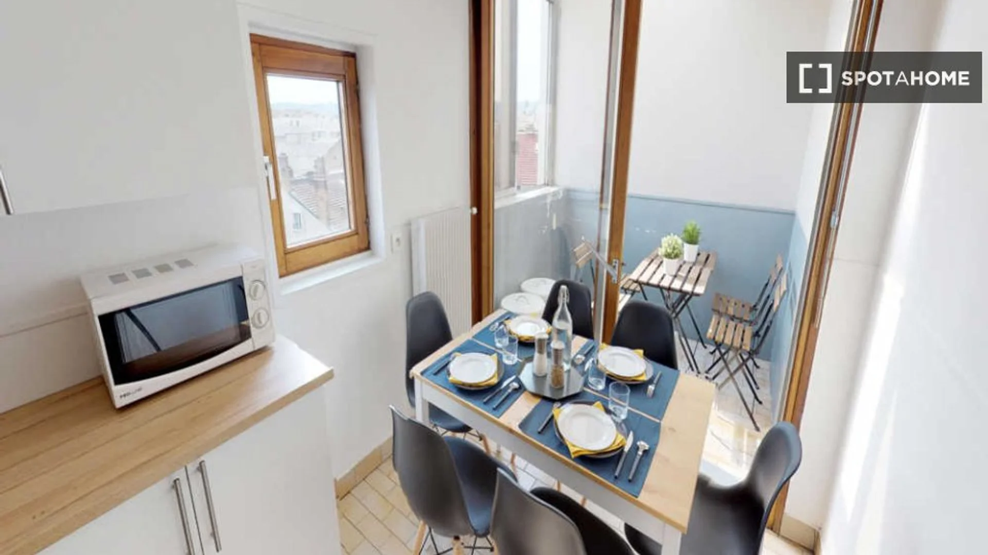 Room for rent in student apartment in , fully furnished