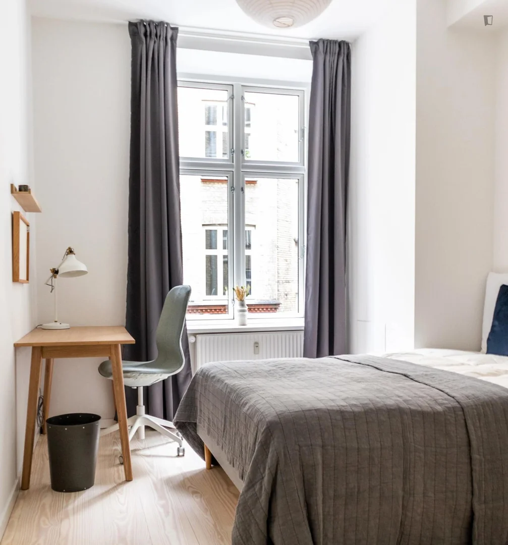Studentenzimmer in  mit Arbeitsbereich und Gemeinschaftseinrichtungen