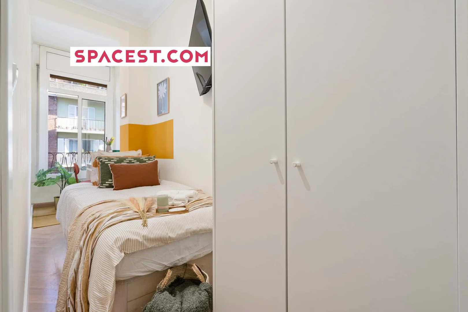 Functional student room perfect for studying in 
