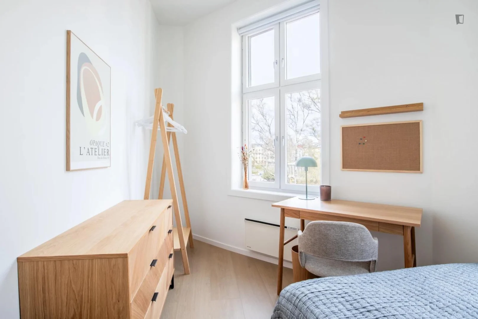 Quarto de estudante confortável e espaçoso em 