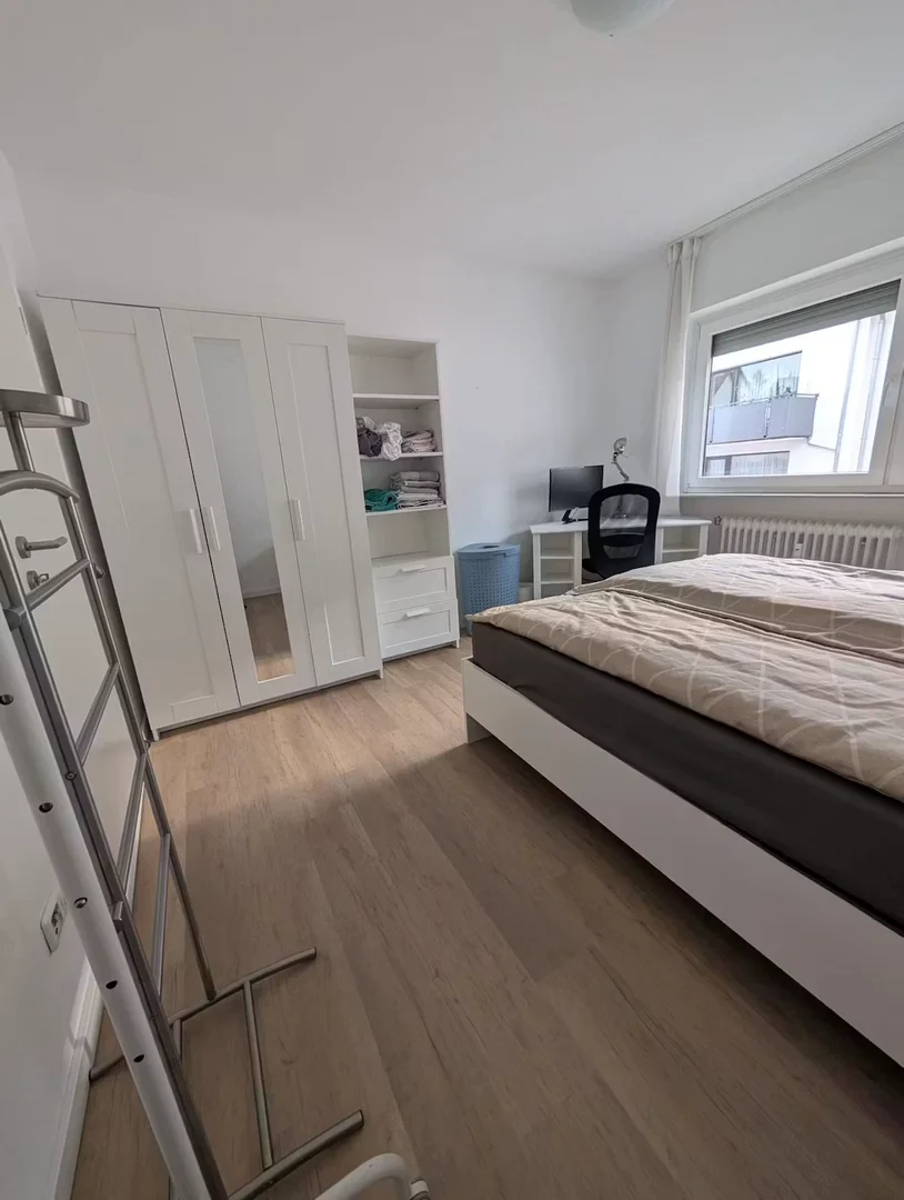 Bezahlbares Zimmer für Studenten mit ausreichender Beleuchtung in
