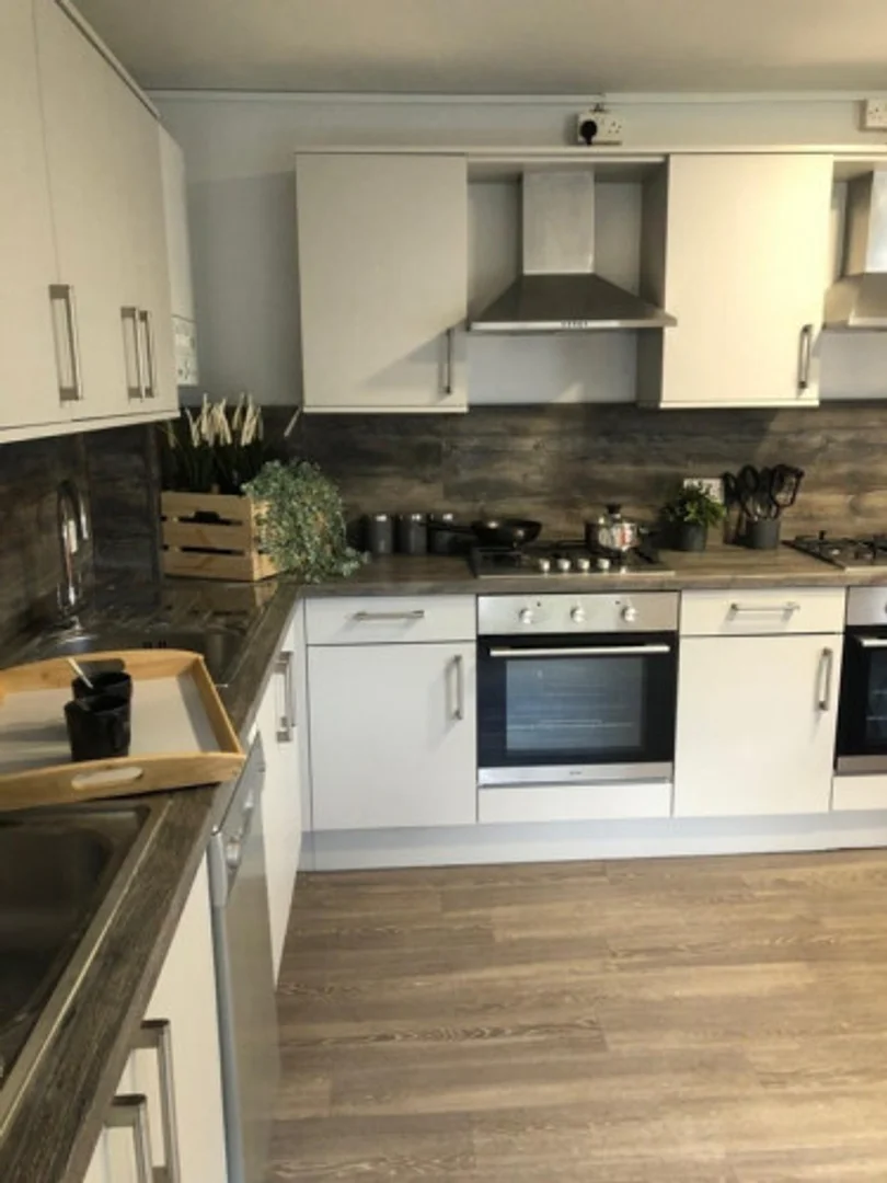Habitación estudiantil amplia y cómoda en 
