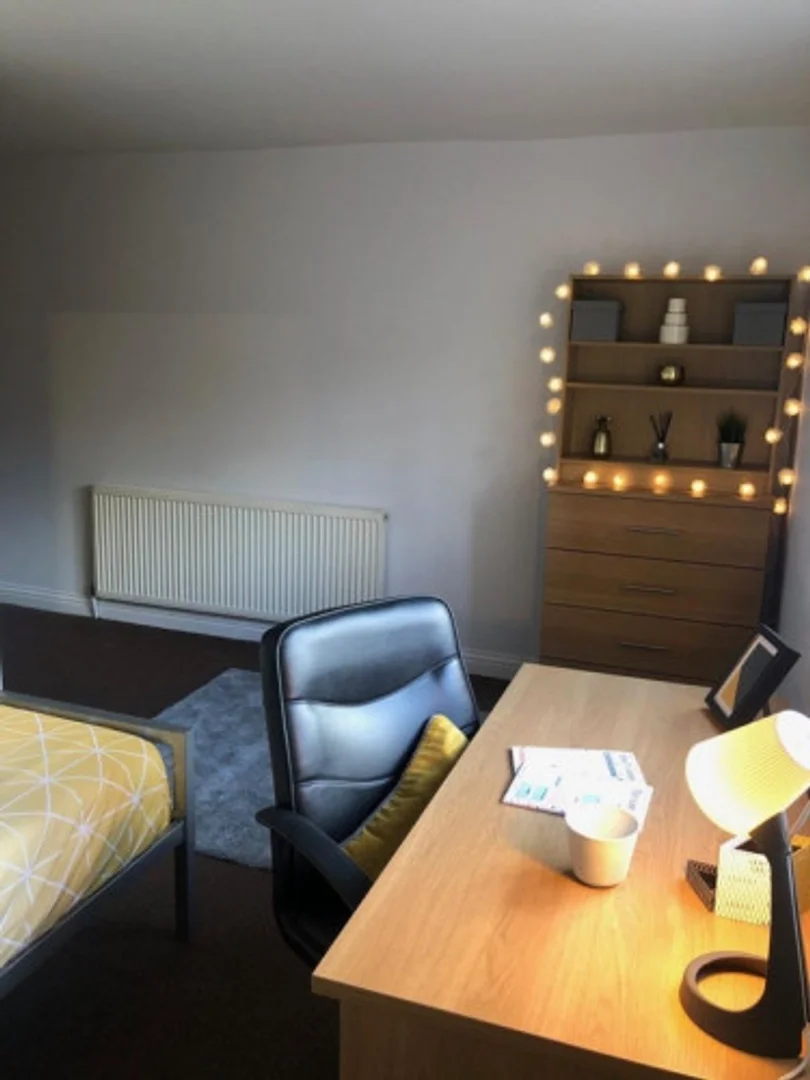 Habitación para estudiantes en  con área de estudio y facilidades compartidas