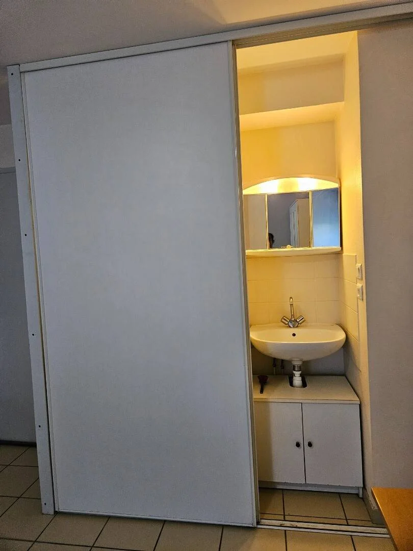 Habitación estudiantil económica cerca del campus en 